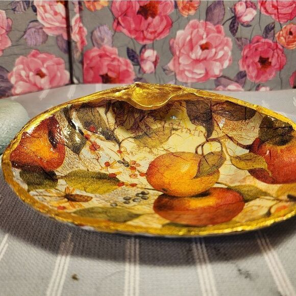 DECOUPAGE CLAM SHELL DECOUPAGE APPLES ON A CLAM SHELL TRINKET DISH - Picture 7 of 11